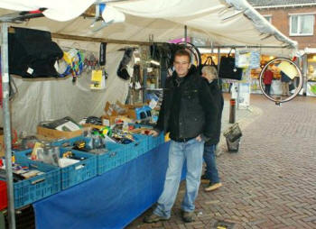Fietsenmaker op de markt van Elst